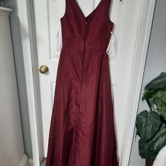 Elegant Burgundy Evening Gown - Picture 6 of 10